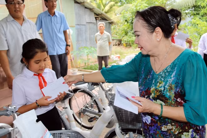 Đại diện gia đình ông Nguyễn Văn Khuynh động viên, trao học bổng cho học sinh.