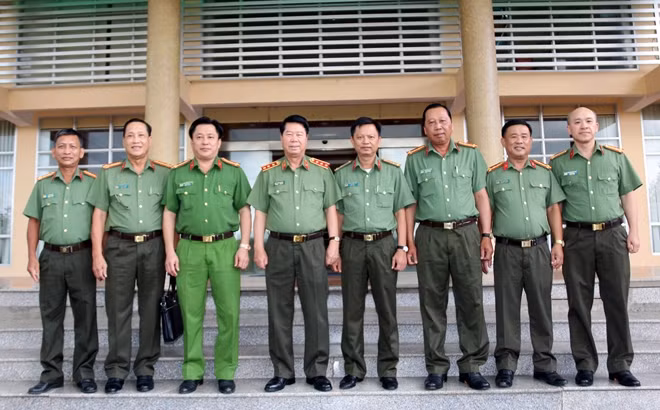 Thứ trưởng Bùi Văn Nam cùng Đoàn công tác và Ban Giám đốc Công an tỉnh Hậu Giang.