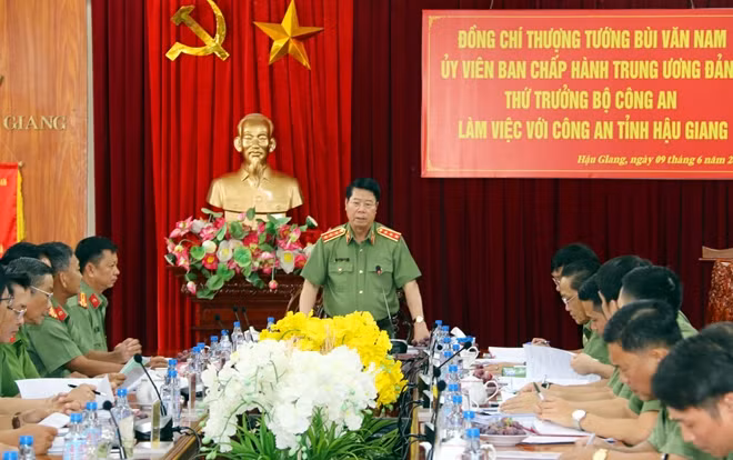 Thứ trưởng Bùi Văn Nam phát biểu chỉ đạo tại buổi làm việc.