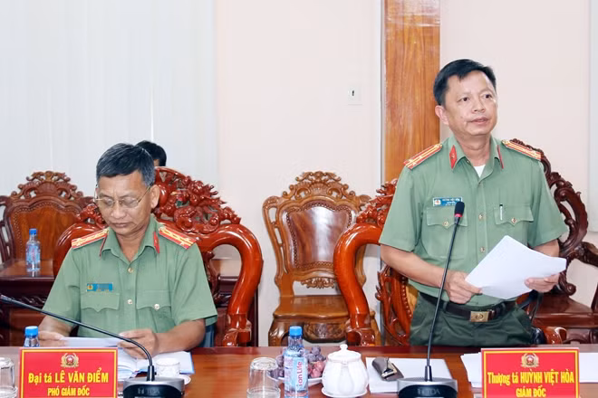 Thượng tá Huỳnh Việt Hòa, Giám đốc Công an tỉnh Hậu Giang phát biểu tại buổi làm việc.
