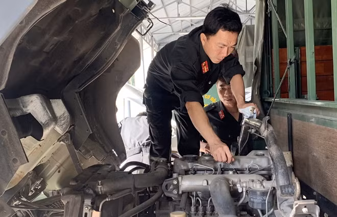 Thường xuyên kiểm tra, duy tu, sửa chữa phương tiện, trang thiết bị, luôn trong tư thế sẵn sàng chiến đấu.
