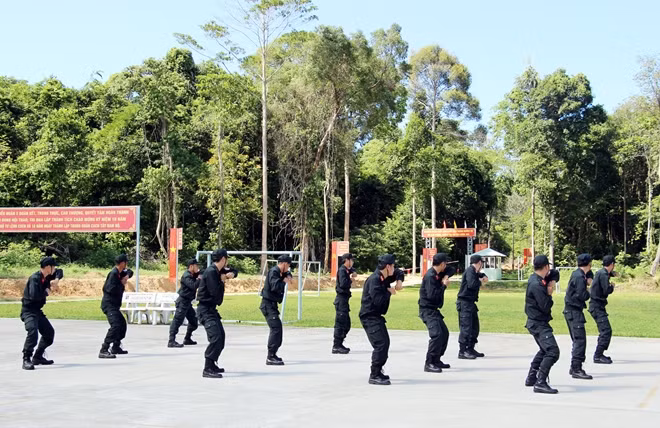 Song song đó, Tiểu đoàn 5 thường xuyên tổ chức hành quân dã ngoại trên các địa bàn phức tạp về ANTT, thông qua đó làm tốt công tác dân vận, tuyên truyền, vận động người dân tích cực tham gia phong trào bảo vệ ANTQ. Đồng thời, nắm tình hình xây dựng phương án tác chiến phù hợp cho từng địa bàn.