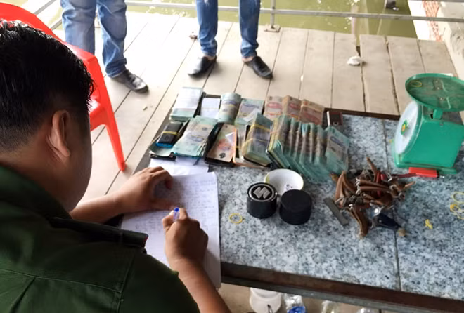 Cơ quan Công an lập biên bản tạm giữ trên 612 triệu đồng tại tụ điểm cờ bạc do Lý Thành Tài tổ chức.