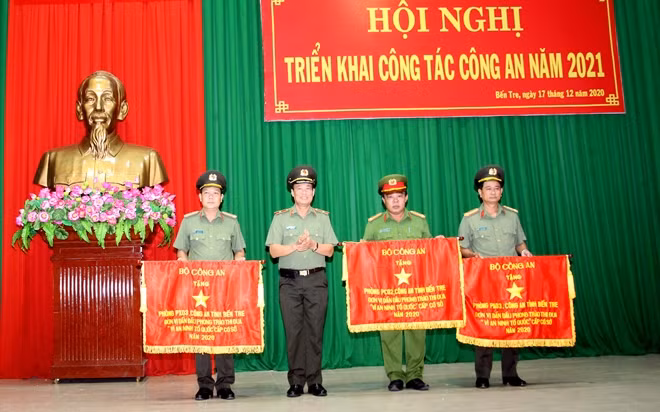 Thứ trưởng Lê Tấn Tới trao Cờ thi đua Bộ Công an cho Công an các đơn vị, địa phương có thành tích xuất sắc.