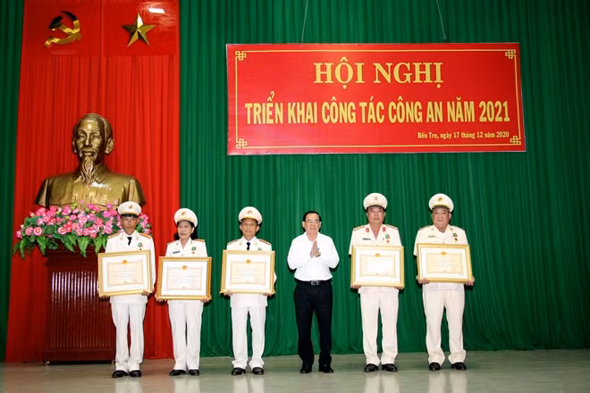 Thừa ủy quyền Chủ tịch nước, đồng chí Trần Ngọc Tam, Phó Bí thư Tỉnh ủy, Chủ tịch UBND tỉnh Bến Tre trao Huân chương Bảo vệ Tổ quốc cho các cá nhân có thành tích xuất sắc.
