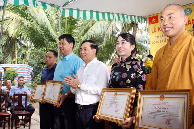 Phó Bí thư Tỉnh ủy Bến Tre Trần Ngọc Tam trao tặng bằng khen của UBND tỉnh Bến Tre cho đại diện gia đình bà Lê Thị Nga cùng các đơn vị tích cực đóng góp xây dựng cầu Tường Nguyên 350.