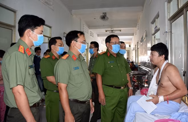 Đoàn công tác Công an tỉnh Bến Tre thăm hỏi, động viên anh Định.
