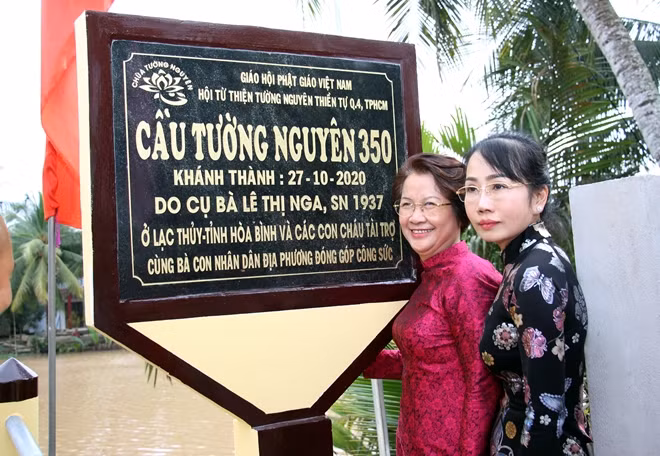 Đại diện gia đình bà Lê Thị Nga vui mừng khi cầu Tường Nguyên 350 hoàn thành, đưa vào sử dụng.