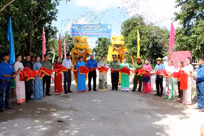 Các đại biểu tham dự Lễ khởi công cầu giao thông nông thôn trên địa bàn huyện Chợ Mới.