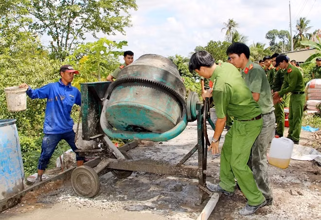 ĐVTN Công an tỉnh An Giang tích cực làm đường giao thông nông thôn cho người dân.