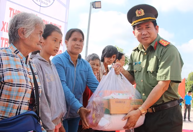 Đại tá Đinh Văn Nơi thăm hỏi, động viên, tặng quà cho các hộ gia đình có hoàn cảnh khó khăn.