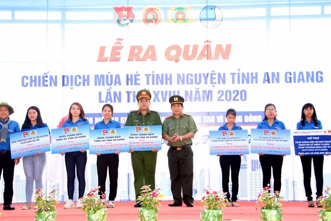 Đại tá Đinh Văn Nơi, Giám đốc Công an tỉnh An Giang trao hỗ trợ 3 căn Nhà đồng đội cho CBCS Công an huyện Chợ Mới và ĐVTN Công an tỉnh.