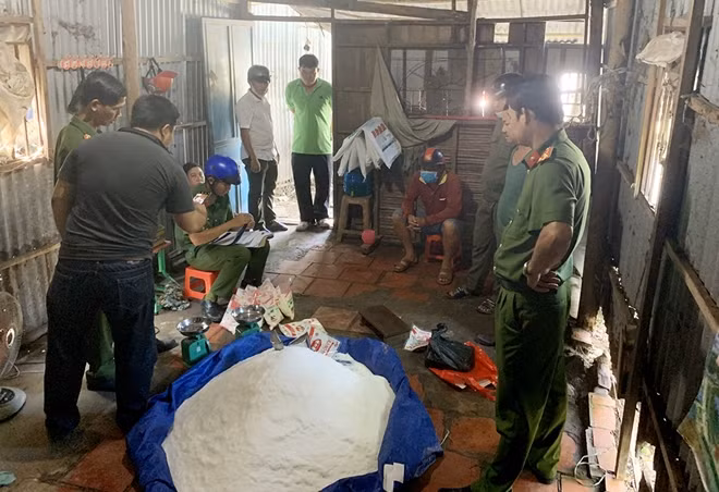 Tổ công tác bắt quả tang Tuyền đang thực hiện hành vi san chiết bột ngọt giả.