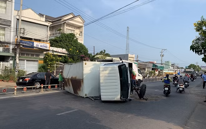 Xe tải nằm chắn ngang một phần quốc lộ 91.