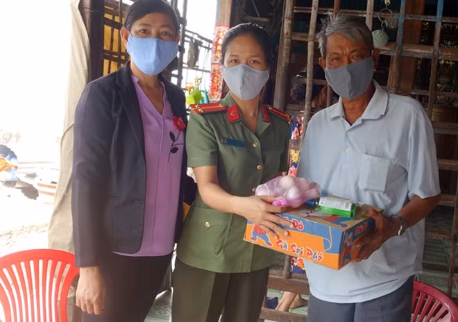 Trao quà hỗ trợ cho người bán vé số có hoàn cảnh khó khăn.