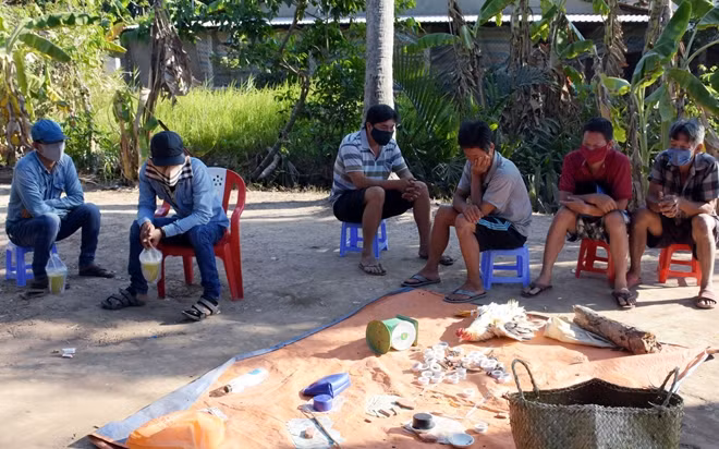 Các đối tượng và tang vật tại tụ điểm cờ bạc trên địa bàn TP Bến Tre vừa bị triệt xóa.