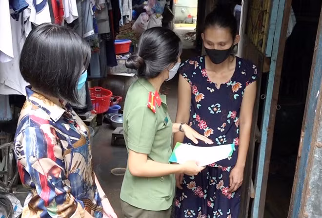 CBCS Hội Phụ nữ Phòng Công tác Đảng và Công tác chính trị Công an tỉnh An Giang tuyên truyền phòng, chống dịch COVID-19 cho người dân.