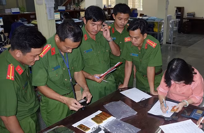 Lực lượng chức năng kiểm tra tang vật.