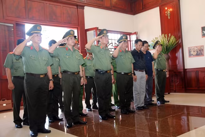 Thứ trưởng Lê Tấn Tới cùng Đoàn công tác dâng hoa, dâng hương tại Nhà tưởng niệm Chủ tịch Hồ Chí Minh.