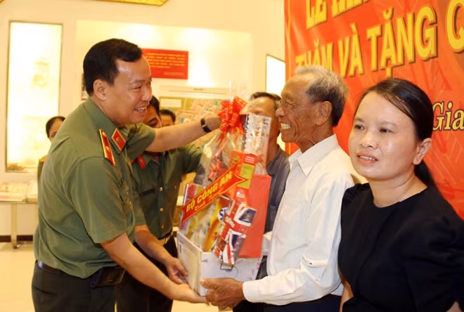 Thứ trưởng Lê Tấn Tới ân cần hỏi thăm, tặng quà đồng chí Bành Văn Đởm, Thương binh - Anh hùng lao động, nguyên Giám thị Trại giam kênh 7.