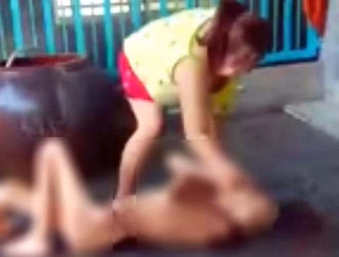 Hình ảnh bà Mai có hành vi ngược đãi mẹ ruột của mình (ảnh cắt từ clip)