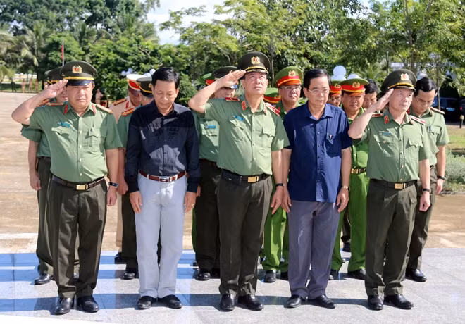 Đoàn công tác mặc niệm tưởng nhớ các Anh hùng, Liệt sĩ.