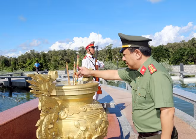 Đại tá Đỗ Triệu Phong, Giám đốc Công an tỉnh Kiên Giang dâng hương tại Tượng đài bảo vệ ANTQ.