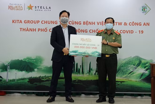 Thiếu tướng Nguyễn Văn Thuận, Giám đốc Công an TP Cần Thơ tiếp nhận hỗ trợ từ Tập đoàn KITA Group.