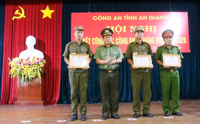 Đại tá Đinh Văn Nơi, Giám đốc Công an tỉnh An Giang trao khen thưởng Đại úy Trần Thanh Phong, Phó trưởng Công an xã Vĩnh Thạnh Trung; cùng 2 Công an viên Thái Văn Nhựt Long và Phạm Bảo Qui vì hành động dũng cảm cứu người.