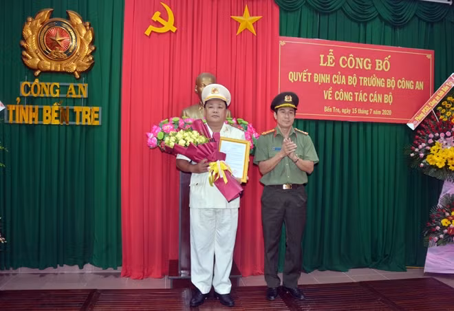 Đại tá Võ Hùng Minh trao Quyết định của Bộ trưởng Bộ Công an bổ nhiệm Thượng tá Võ Công Bình giữ chức vụ Phó Giám đốc Công an tỉnh Bến Tre.