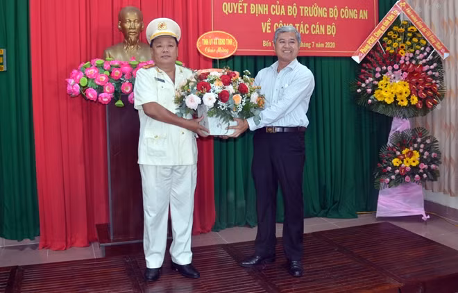 Ông Nguyễn Văn Đức, Phó Chủ tịch Thường trực UBND tỉnh Bến Tre tặng hoa chúc mừng Thượng tá Võ Công Bình.