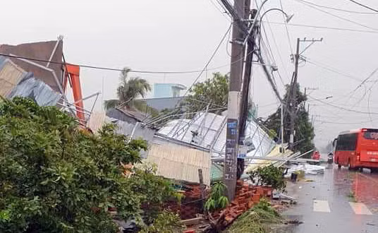Giông, lốc làm thiệt hại nhà cửa, cơ sở vật chất của người dân và sản xuất nông nghiệp trên địa bàn huyện Chợ Mới (tỉnh An Giang).