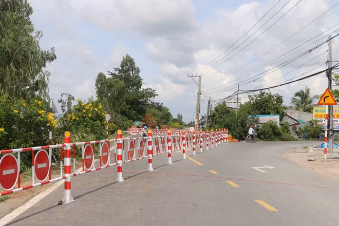 Hàng rào cảnh báo nhằm hạn chế phương tiện giao thông đi vào khu vực có nguy cơ sạt lở.