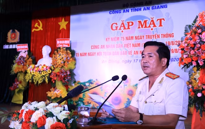 Đại tá Đinh Văn Nơi, Giám đốc Công an tỉnh An Giang phát biểu tại gặp mặt.
