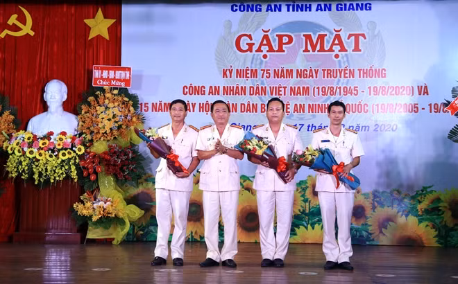 Đại tá Bùi Bé Năm, Phó Giám đốc Công an tỉnh An Giang tặng hoa các CBCS điển hình, tiêu biểu tham gia giao lưu tại buổi gặp mặt.