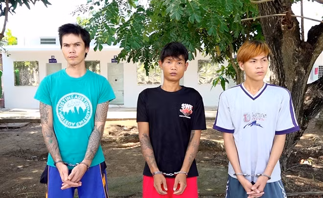 3 đối tượng.