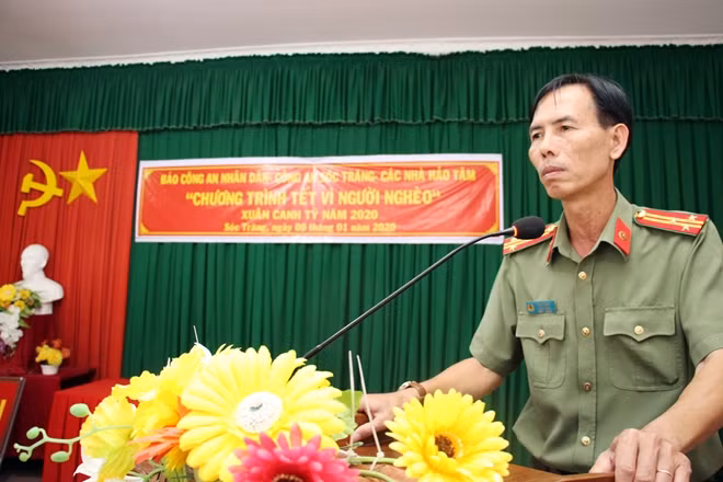 Thượng tá Trần Tuấn Bền gửi lời chúc Tết đến người dân và không quên tuyên truyền nhắc nhở bà con vui Xuân đón Tết an toàn, không vi phạm pháp luật.