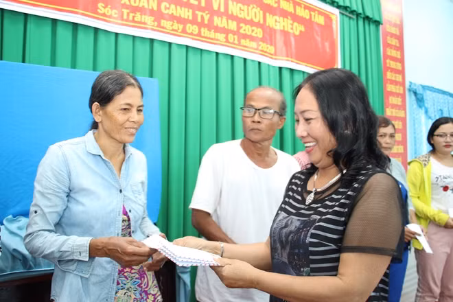 Lê Thị Lệ Thủy, Chủ doanh nghiệp tư nhân Lê Dung (TP Sóc Trăng) gửi lời chúc Tết và trao quà cho bà con phường 10.