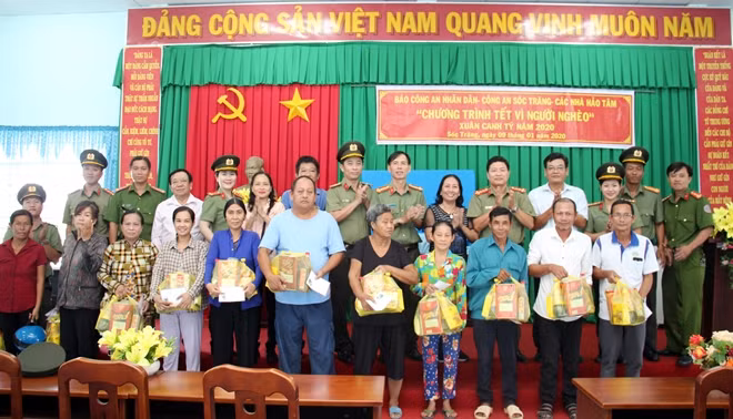 Đại diện Báo CAND, Công an tỉnh Sóc Trăng, Mạnh thường quân, chính quyền địa phươngchúc Tết, trao quà cho bà con khó khăn tại phường 10, TP Sóc Trăng, tỉnh Sóc Trăng.