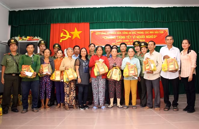 Đại diện Báo CAND, Công an tỉnh Sóc Trăng, Mạnh thường quân chúc Tết, trao quà cho bà con khó khăn tại xã Ba Trinh, huyện Kế Sách, tỉnh Sóc Trăng.