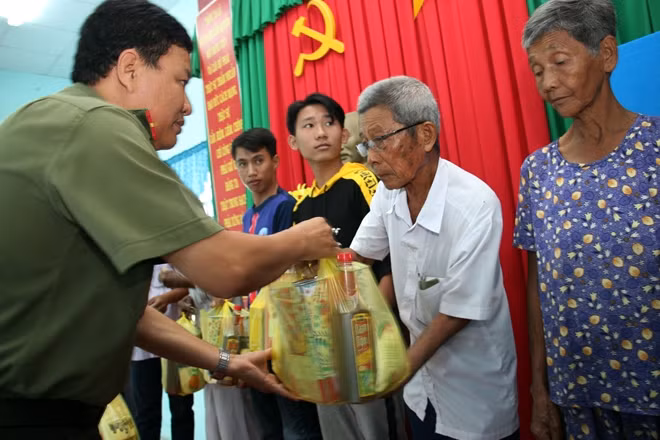 Đại diện Báo CAND chúc Tết và trao quà cho bà con khó khăn tại phường 10, TP Sóc Trăng.