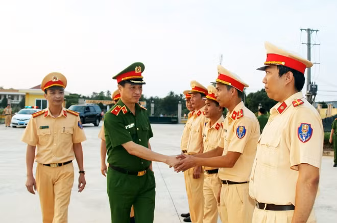 Thứ trưởng Nguyễn Duy Ngọc thăm và làm việc tại Thủy đoàn II Cục Cảnh sát giao thông.