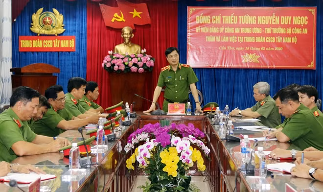 Thứ trưởng Nguyễn Duy Ngọc phát biểu tại buổi làm việc với Trung đoàn CSCĐ Tây Nam Bộ.