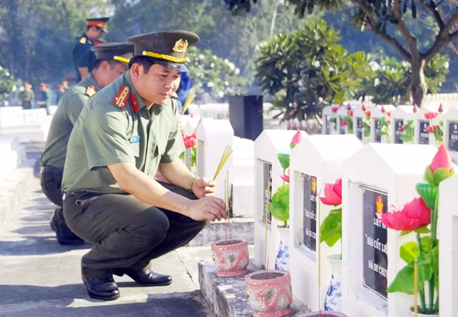 Các đại biểu dâng hương tưởng nhớ anh linh các Liệt sĩ.