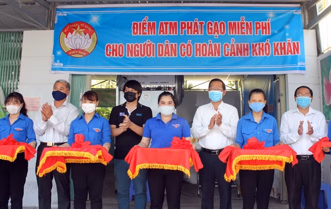 Khánh thành "ATM gạo" tại TP Bến Tre.