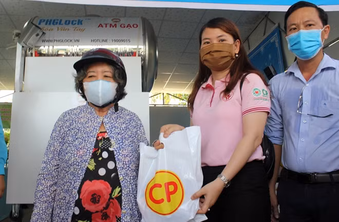 Nhà tài trợ tặng quà cho người dân khó khăn.
