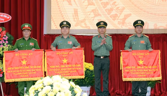 Thượng tá Huỳnh Việt Hòa, Giám đốc Công an tỉnh Hậu Giang trao Cờ thi đua của Bộ Công an cho các đơn vị có thành tích xuất sắc.