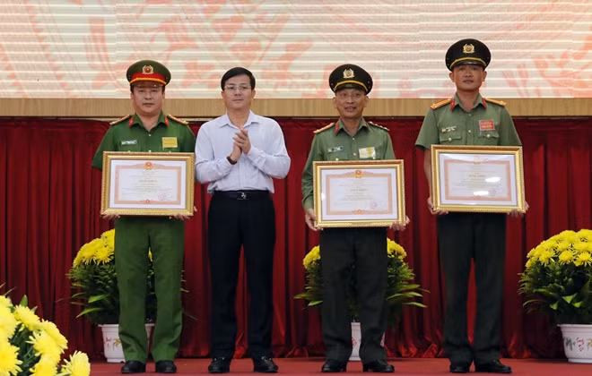 Đồng chí Trần Văn Huyến, Phó Bí thư Thường trực Tỉnh ủy Hậu Giang trao Bằng khen của Thủ tướng Chính phủ cho các cá nhân có thành tích xuất sắc.