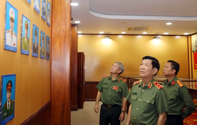 Thứ trưởng Nguyễn Văn Sơn cùng các đại biểu tham quan Phòng truyền thống Công an tỉnh Hậu Giang.