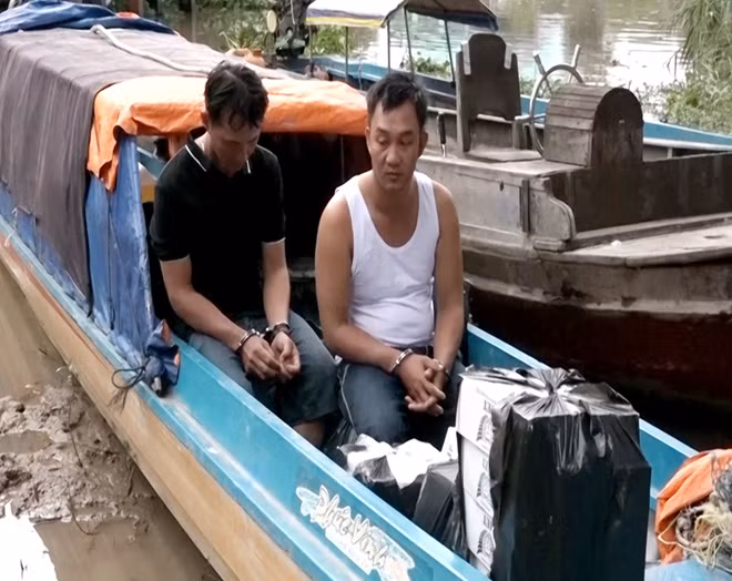 Linh và Chiến cùng tang vật.